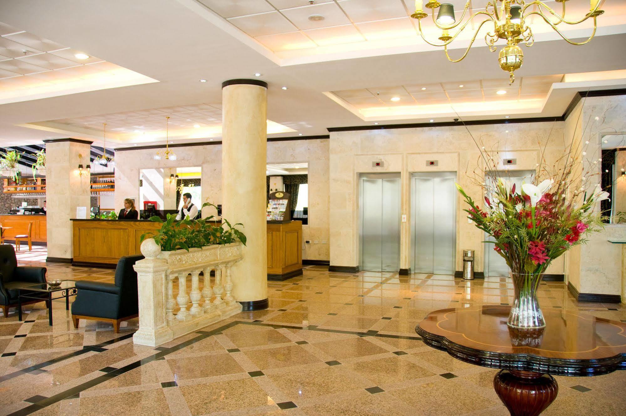 ホテル Ramada By Wyndham Buenos Aires Vicente López エクステリア 写真