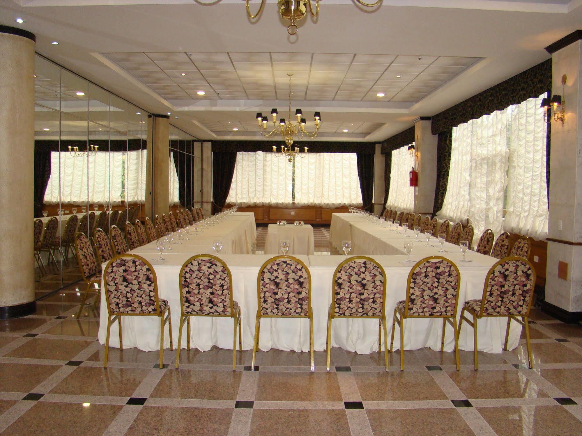 ホテル Ramada By Wyndham Buenos Aires Vicente López エクステリア 写真